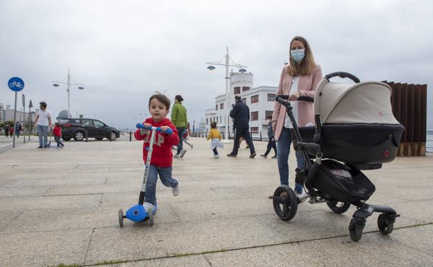 Isabel, con Rodrigo y su bebé de un mes, en el paseo marítimo de Santander.