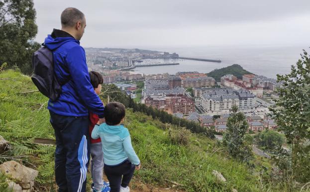 Mario y Raúl disfrutan de las vistas de Castro Urdiales desde las alturas.