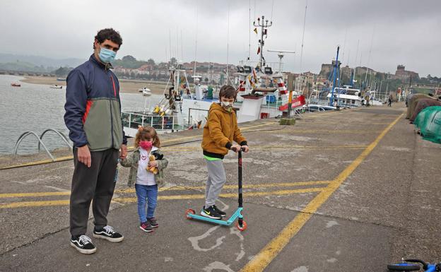 José Manuel, Martina y Leo pasean por el puerto de San Vicente.