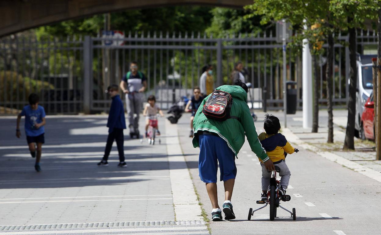 Varios niños juegan en Palma de Mallorca el domingo.