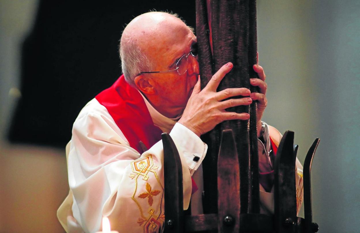 El cardenal Carlos Osoro, arzobispo de Madrid, en una imagen tomada durante la celebración del Viernes Santo en la catedral de La Almudena. 