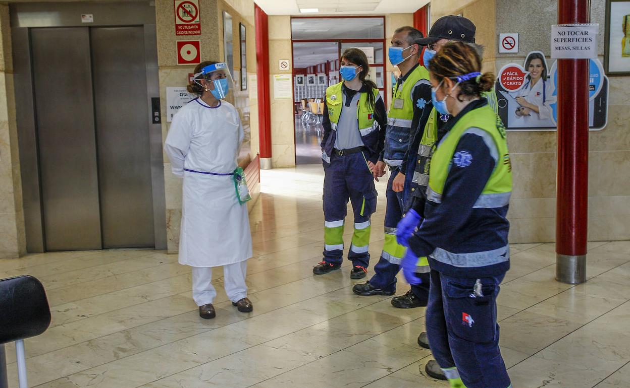 Sanitarios a la espera de realizar su test en Torrelavega. 