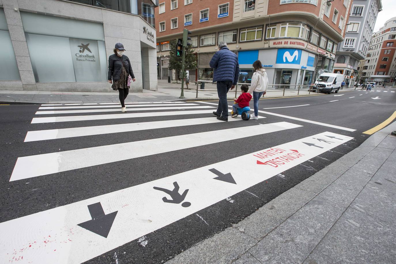 El Ayuntamiento de Santander ha comenzado a señalizar los pasos de cebra de la ciudad, especialmente los más concurridos, y estudia ampliar los tiempos de los semáforos con el objetivo de regular el cruce de los peatones garantizando la distancia de seguridad necesaria.