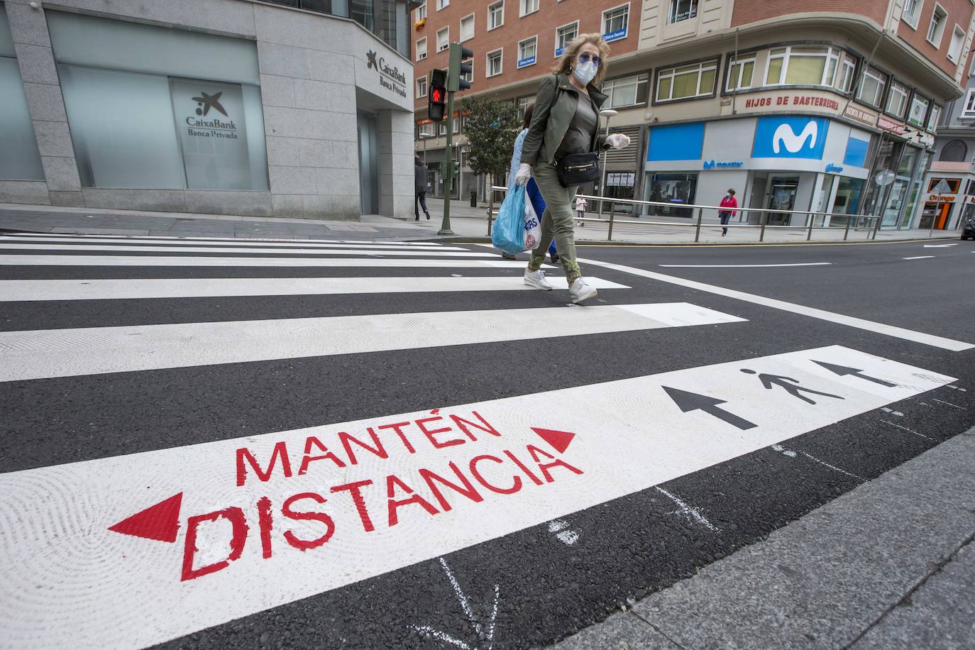 El Ayuntamiento de Santander ha comenzado a señalizar los pasos de cebra de la ciudad, especialmente los más concurridos, y estudia ampliar los tiempos de los semáforos con el objetivo de regular el cruce de los peatones garantizando la distancia de seguridad necesaria.