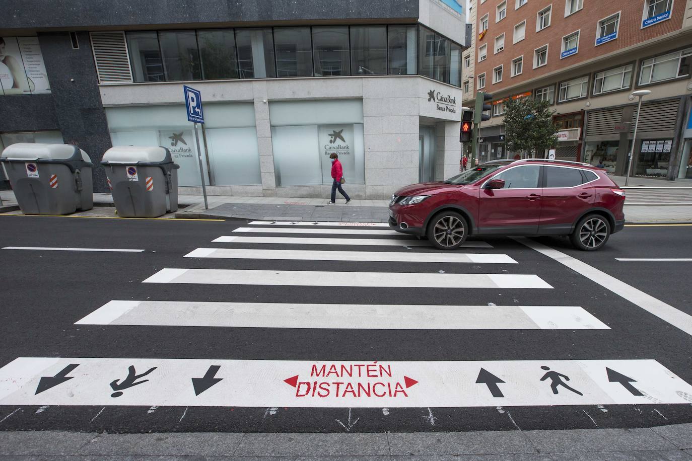 El Ayuntamiento de Santander ha comenzado a señalizar los pasos de cebra de la ciudad, especialmente los más concurridos, y estudia ampliar los tiempos de los semáforos con el objetivo de regular el cruce de los peatones garantizando la distancia de seguridad necesaria.