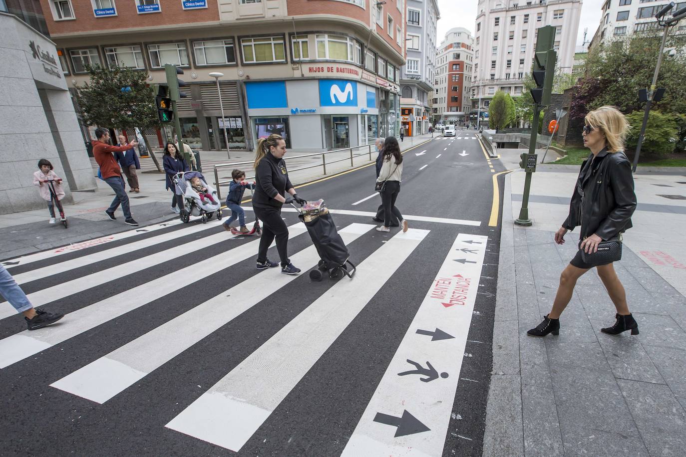 El Ayuntamiento de Santander ha comenzado a señalizar los pasos de cebra de la ciudad, especialmente los más concurridos, y estudia ampliar los tiempos de los semáforos con el objetivo de regular el cruce de los peatones garantizando la distancia de seguridad necesaria.