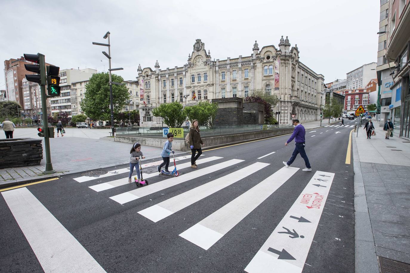 El Ayuntamiento de Santander ha comenzado a señalizar los pasos de cebra de la ciudad, especialmente los más concurridos, y estudia ampliar los tiempos de los semáforos con el objetivo de regular el cruce de los peatones garantizando la distancia de seguridad necesaria.