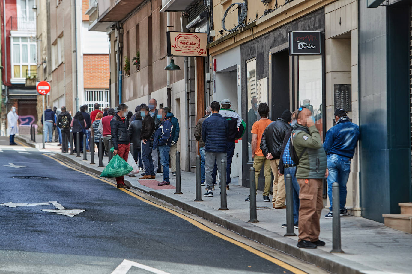 La cola ante la Cocina Económica, en Santander, es una de las imágenes más demoledoras desde el punto de vista social que deja esta crisis