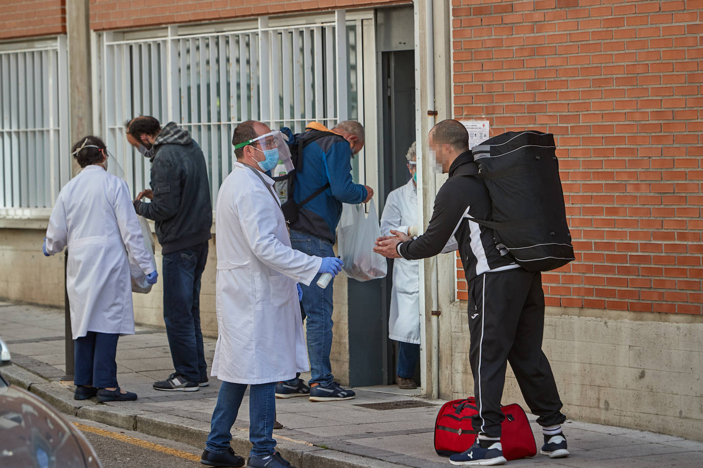 La cola ante la Cocina Económica, en Santander, es una de las imágenes más demoledoras desde el punto de vista social que deja esta crisis