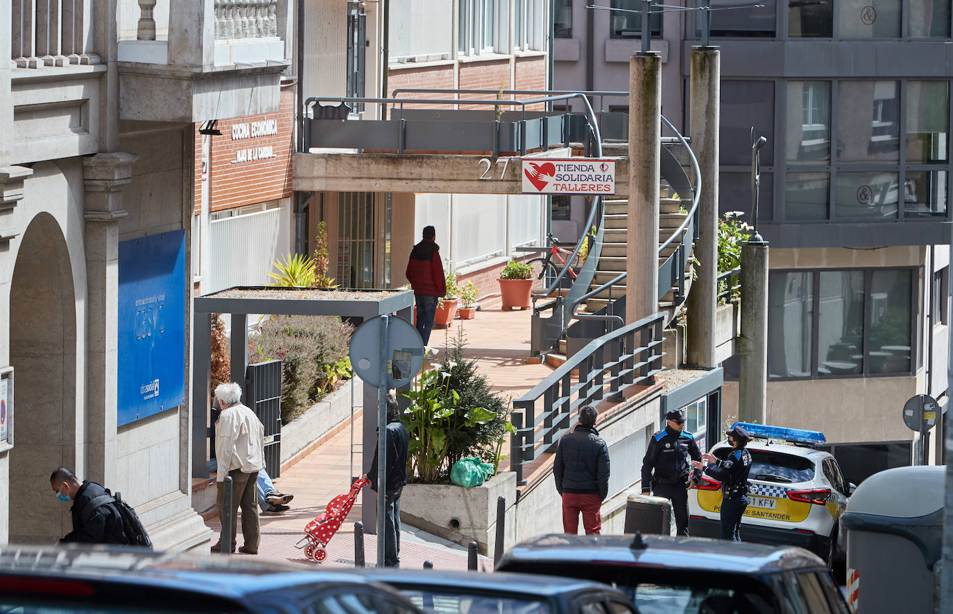 La cola ante la Cocina Económica, en Santander, es una de las imágenes más demoledoras desde el punto de vista social que deja esta crisis