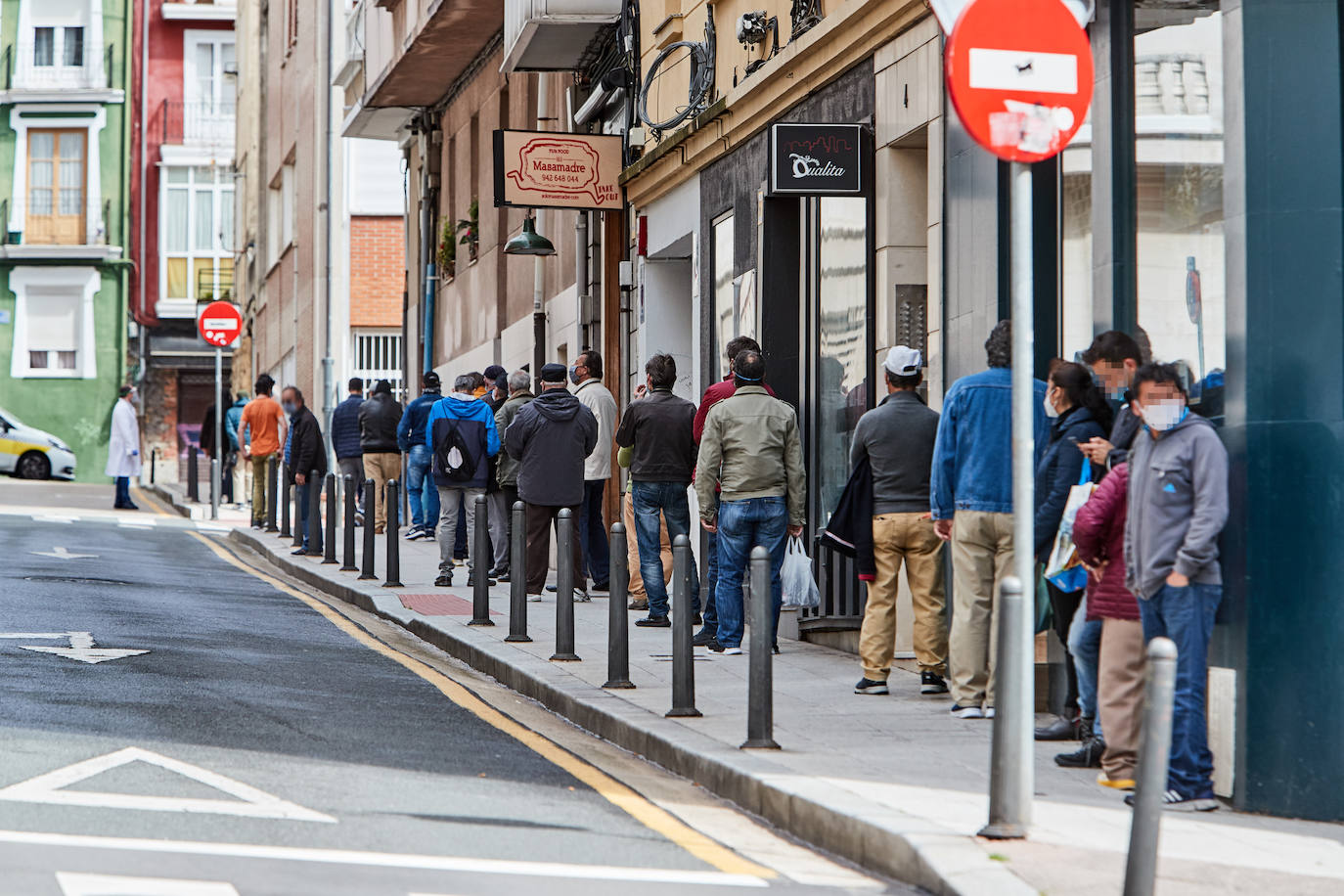 La cola ante la Cocina Económica, en Santander, es una de las imágenes más demoledoras desde el punto de vista social que deja esta crisis