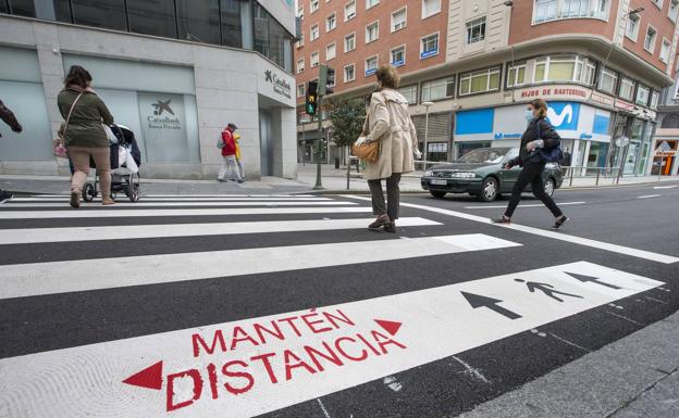 Santander señaliza los pasos de cebra y regulará los semafóros para facilitar la distancia de seguridad de los peatones