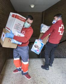 Imagen secundaria 2 - Reparto de Cruz Roja y tareas en el Banco de Alimentos