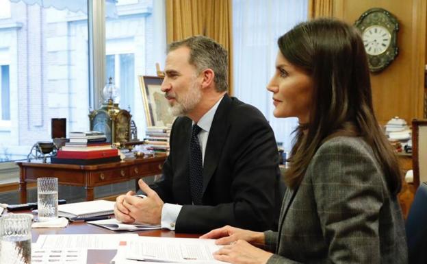 Los reyes Felipe VI y Letizia se reúnen por videoconferencia con los embajadores honorarios de la Marca España.