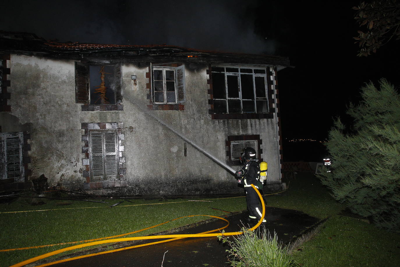  Sobre las nueve de la noche se ha desatado un incendio en la conocida como la Casa de Los bedia, en Suances. Un casona del siglo XIX muy conocida y situada junto a la playa de la Concha. El fuego ha calcinado casi por completo esta emblemática construcción del siglo XIX..