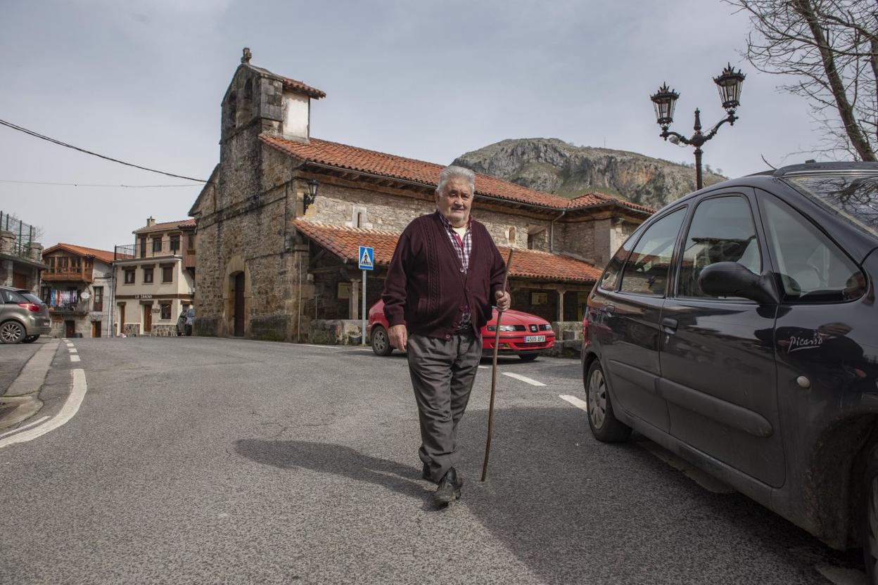 Un hombre pasea tranquilamente por una de las calles de San Roque de Riomiera. Daniel Pedriza