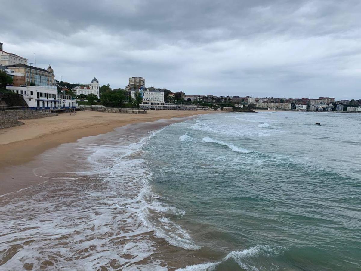 La costa de Cantabria está este jueves en alerta amarilla por fenómenos costeros adversos, según la previsión de la Agencia Estatal de Meteorología (Aemet). El aviso por oleaje permanecerá activo desde el mediodía hasta la medianoche, tramo en el que se prevé en el litoral cántabro mar combinada del noroeste de 4 metros.