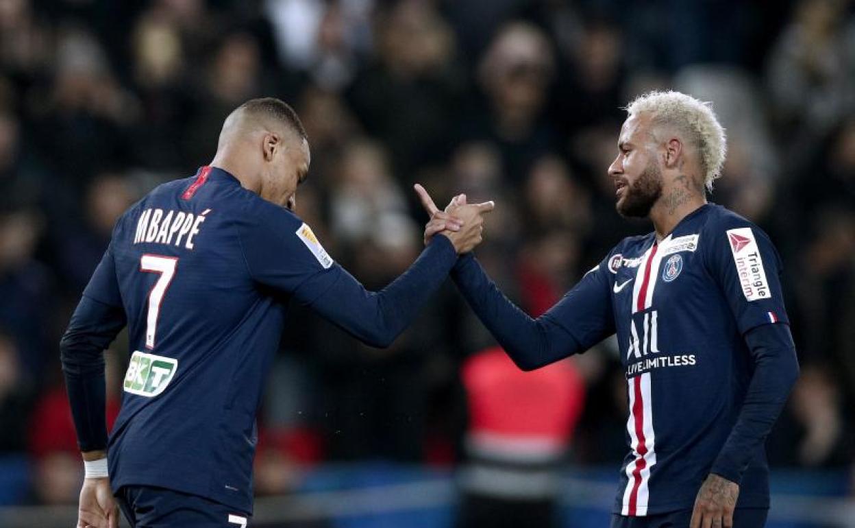 Kylian Mbappé y Neymar celebran un gol con el PSG. 