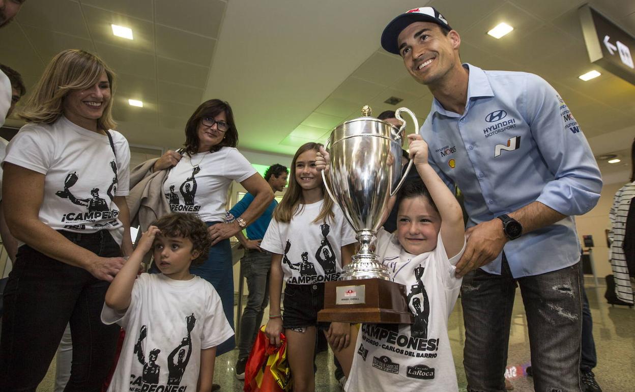 Dani Sordo a su llegada al aeropuerto de Santander tras ganar el Rally de Cerdeña 