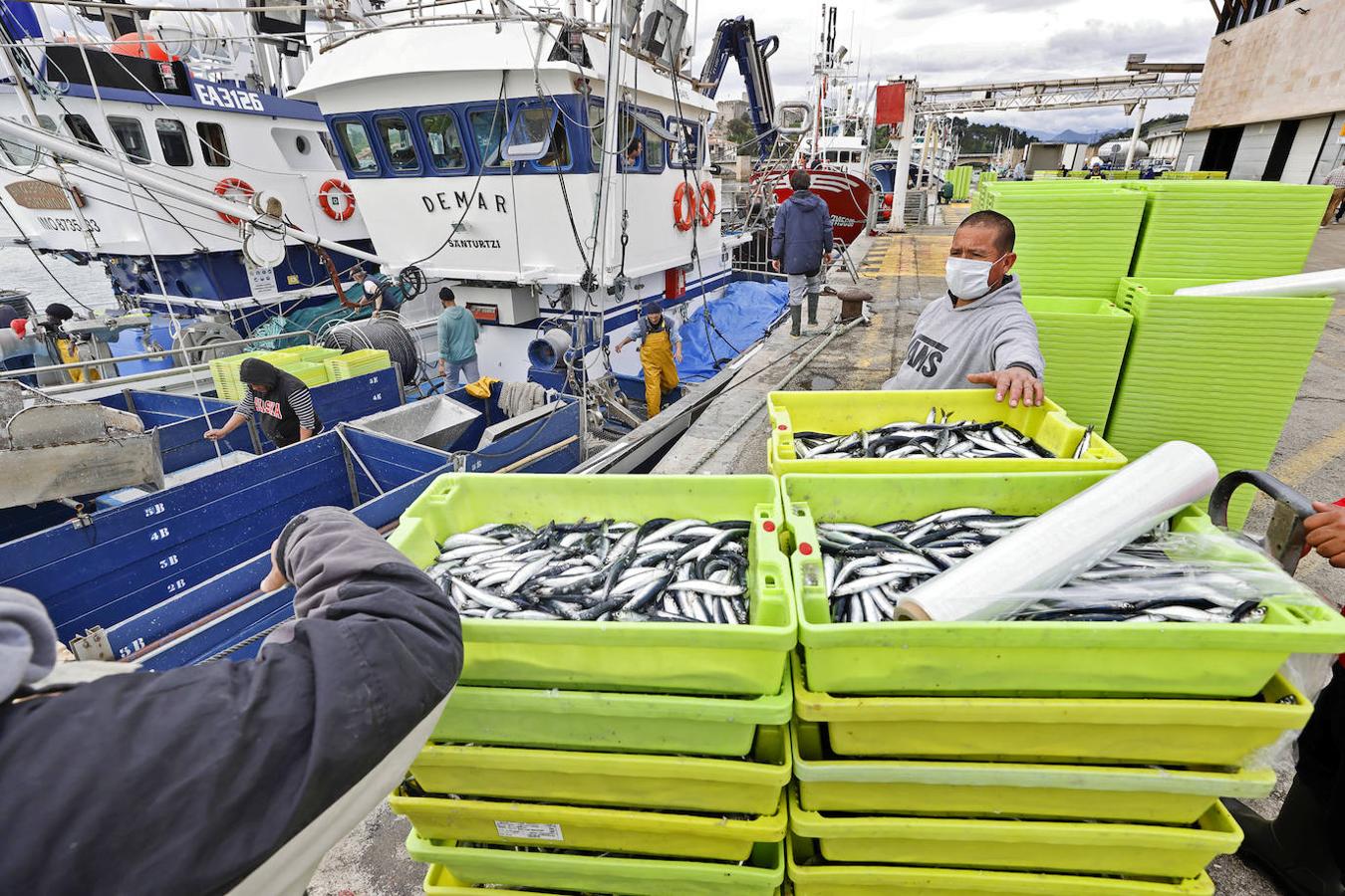 Los pescadores se ven obligados a desarrollar su vida con un doble confinamientoy sin poder cumplir algunas de las normas de seguridad y distanciamiento establecidas