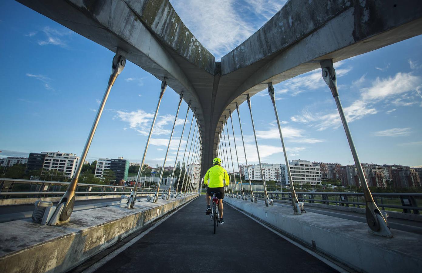 Fotos: Los santanderinos reaniman la ciudad a golpe de bici y caminatas