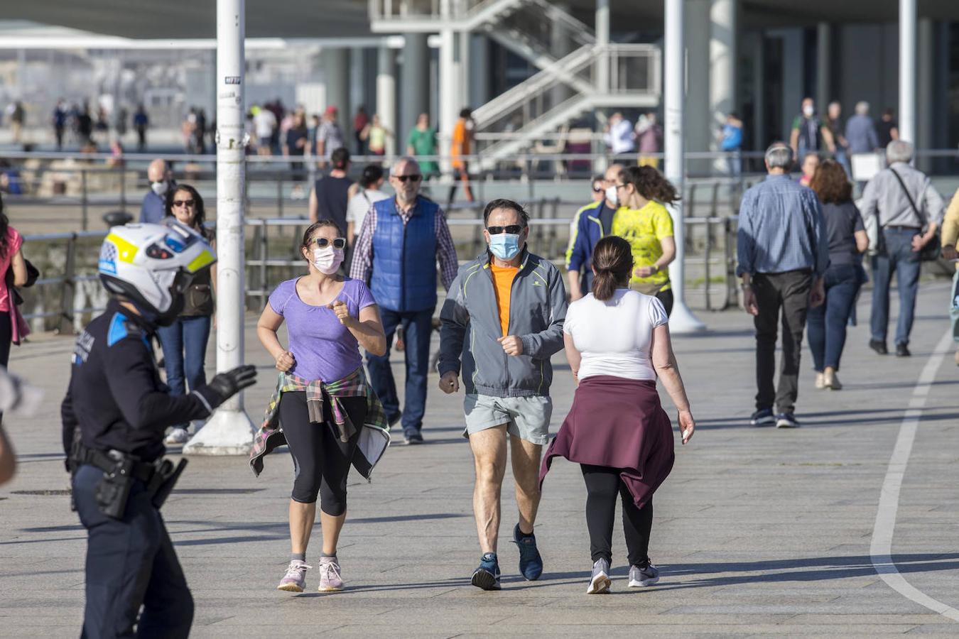 Fotos: Los santanderinos reaniman la ciudad a golpe de bici y caminatas