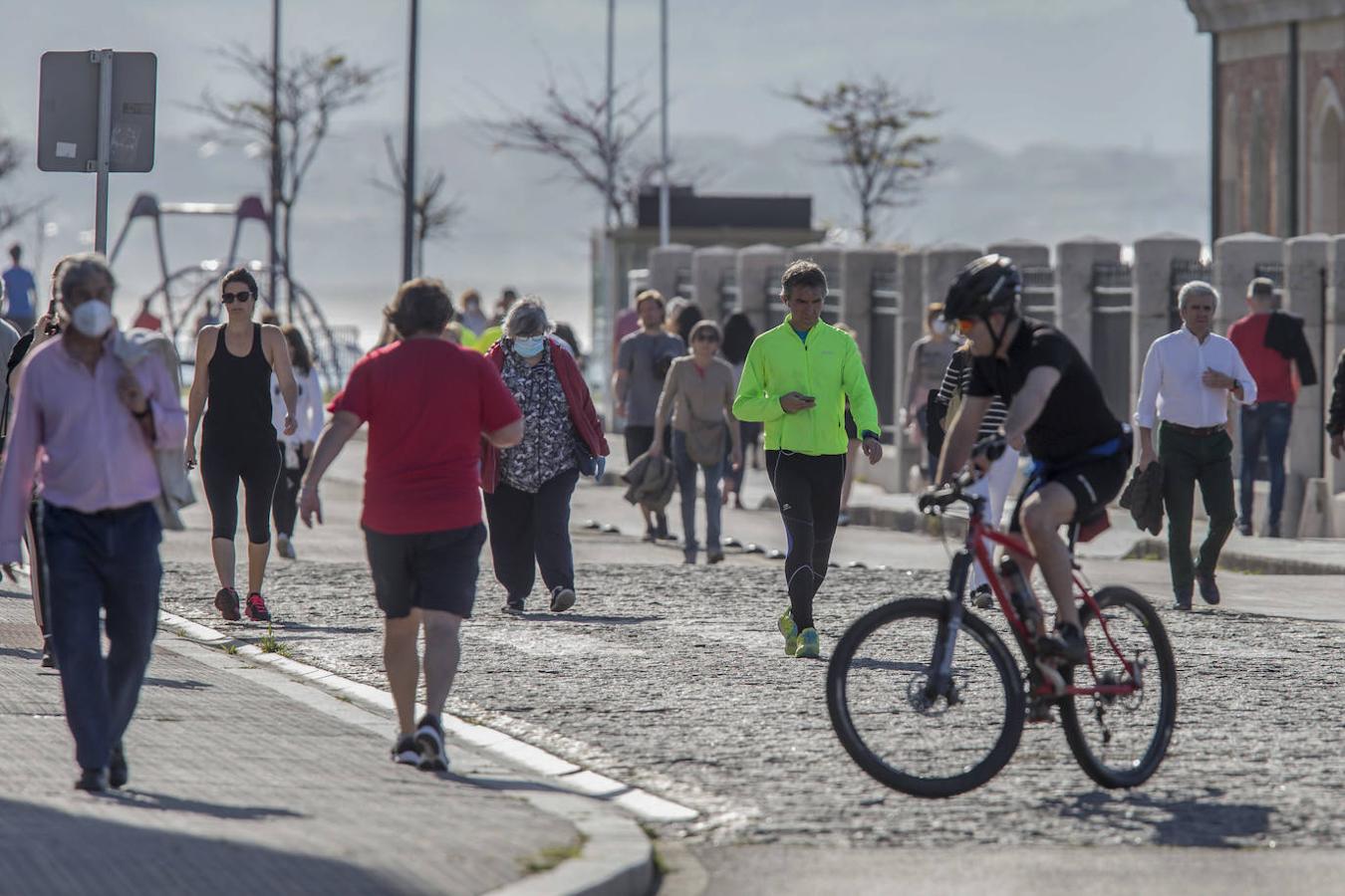 Fotos: Los santanderinos reaniman la ciudad a golpe de bici y caminatas