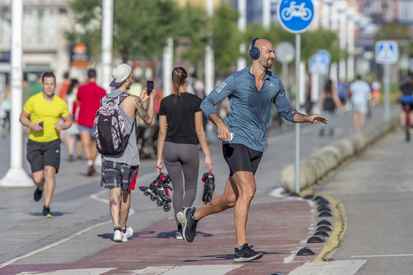 Fotos: Los santanderinos reaniman la ciudad a golpe de bici y caminatas