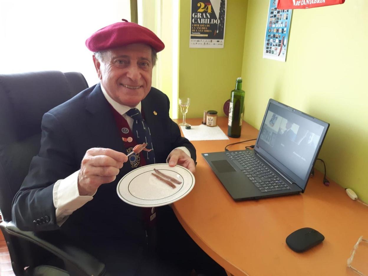 Tino Sampedro, patrón mayor de la Cofradía, con las anchoas que degustó durante el encuentro virtual. 