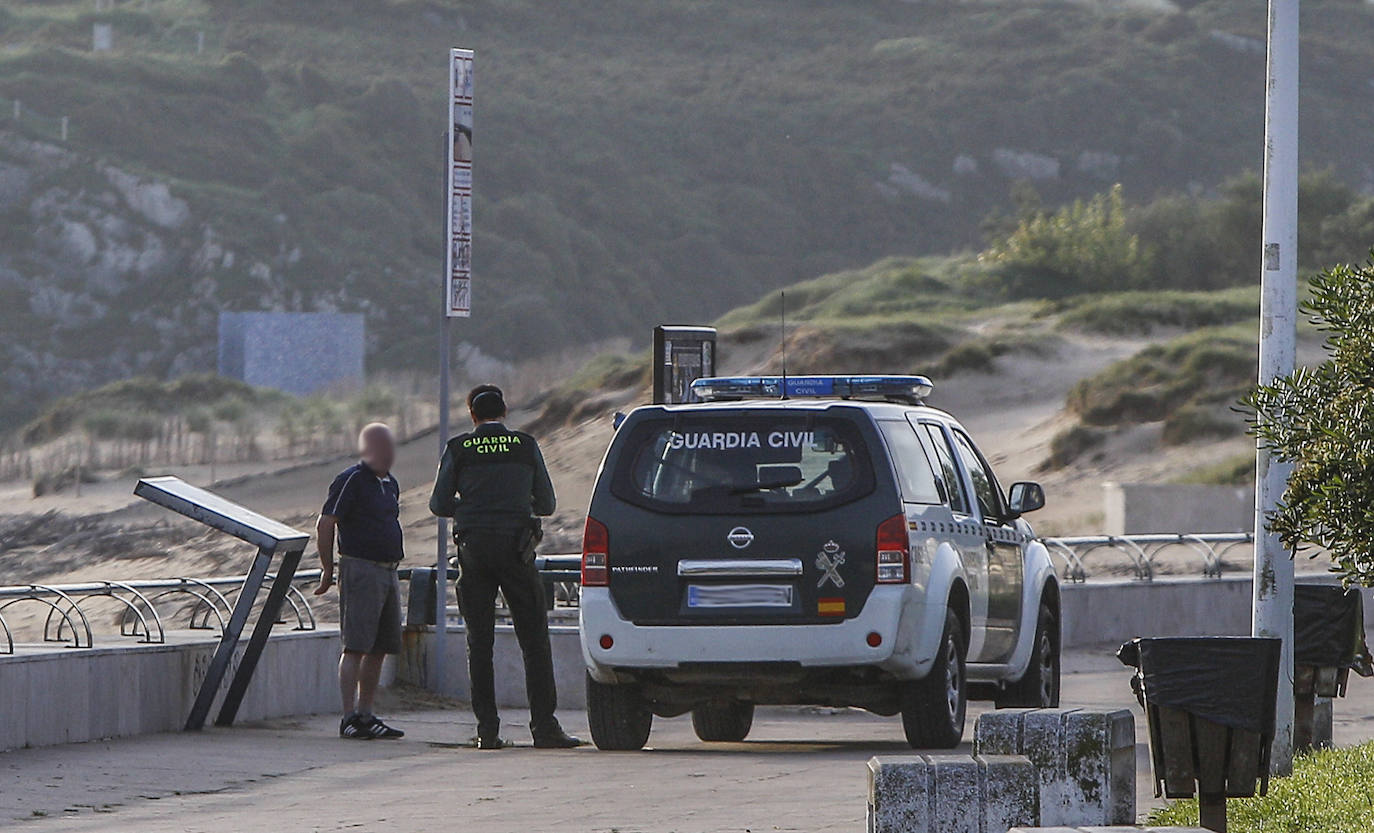 Fotos: Sol, playa, surf y paseantes en Suances