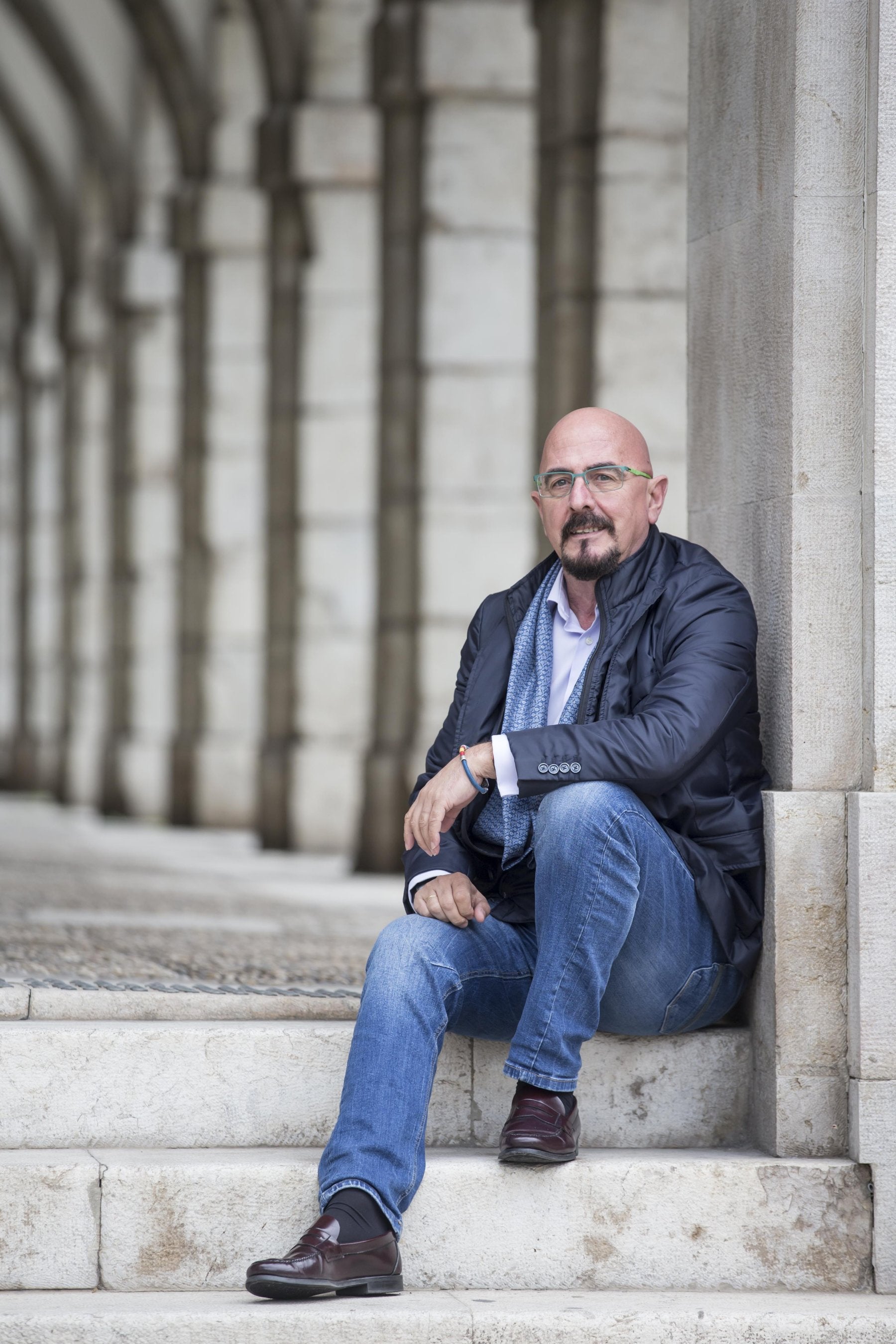 César Pascual, sentado en la portalada del Parlamento regional. 