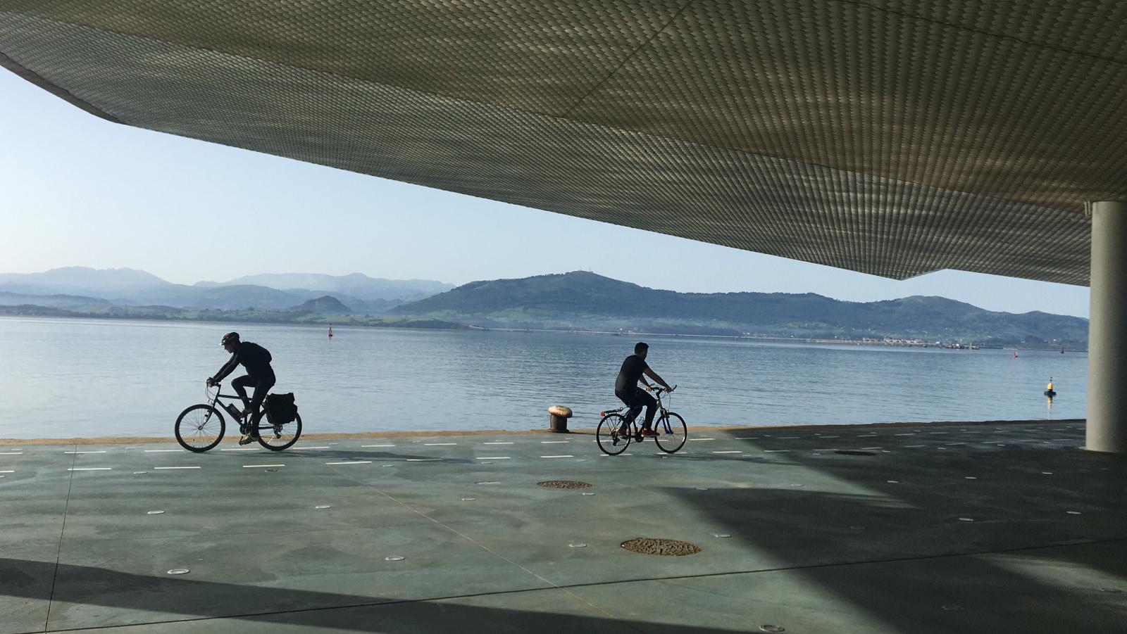 Excepto las peluquerías y algunos servicios muy puntuales con cita previa, los negocios que han abierto este lunes sus puertas en Cantabria son una excepción