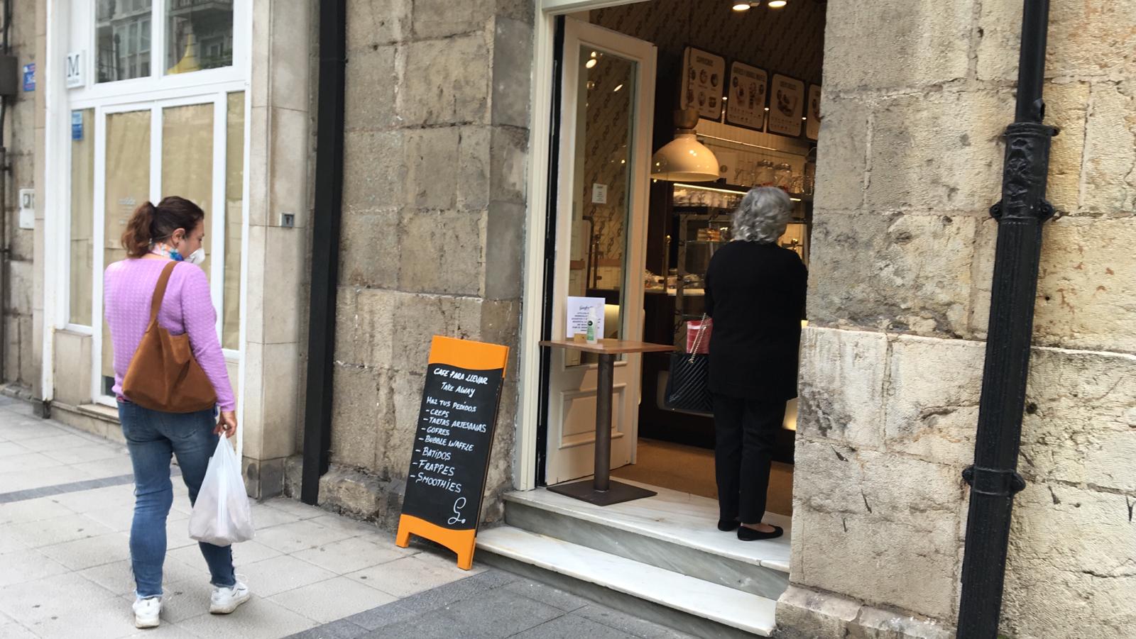 Excepto las peluquerías y algunos servicios muy puntuales con cita previa, los negocios que han abierto este lunes sus puertas en Cantabria son una excepción