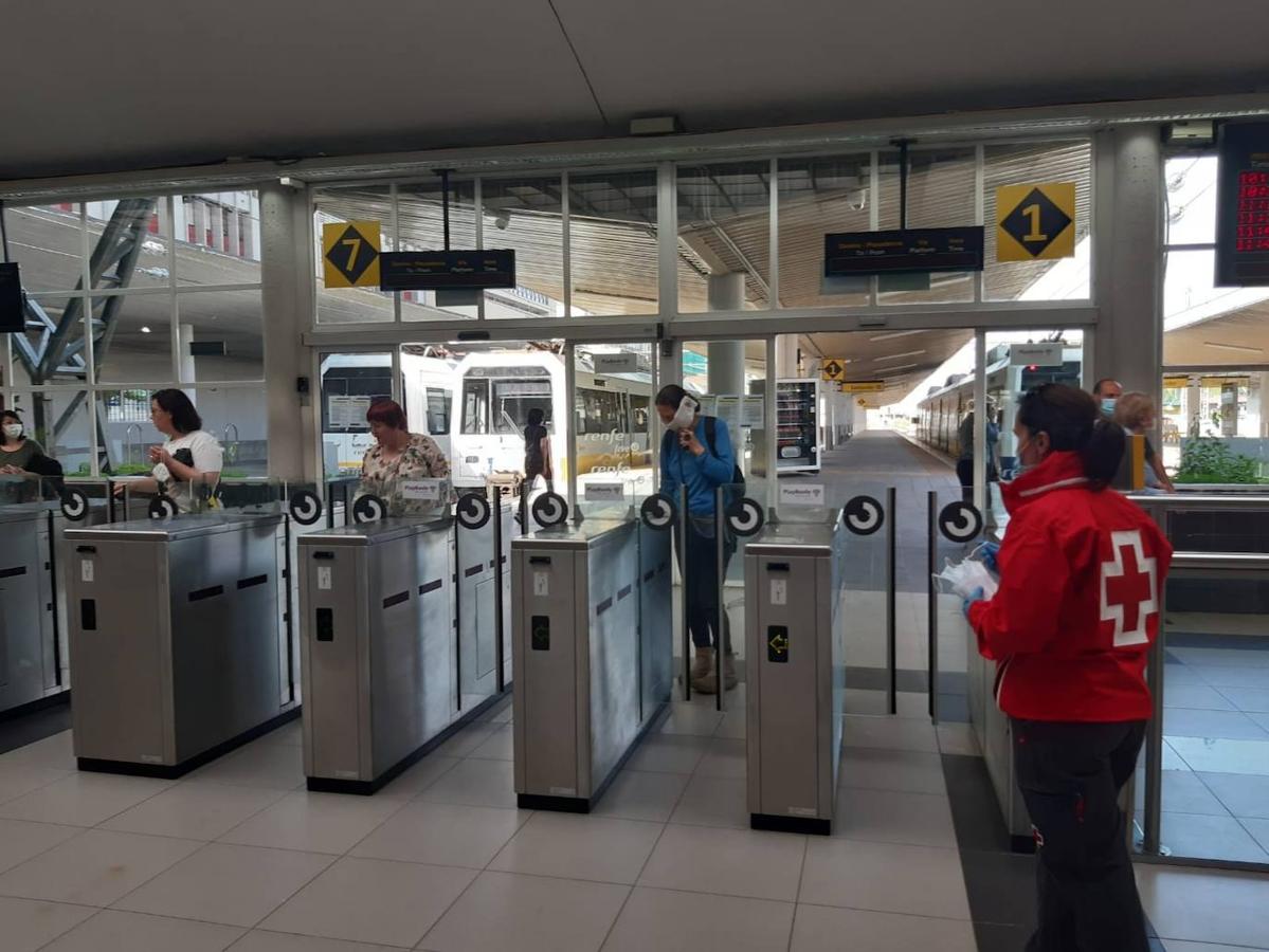 A partir de este lunes es obligatorio el uso de mascarillas en los transportes públicos. Delegación de Gobierno ha comenzado el reparto de 74.000 protectores en los principales nodos de comunicación de Cantabria.