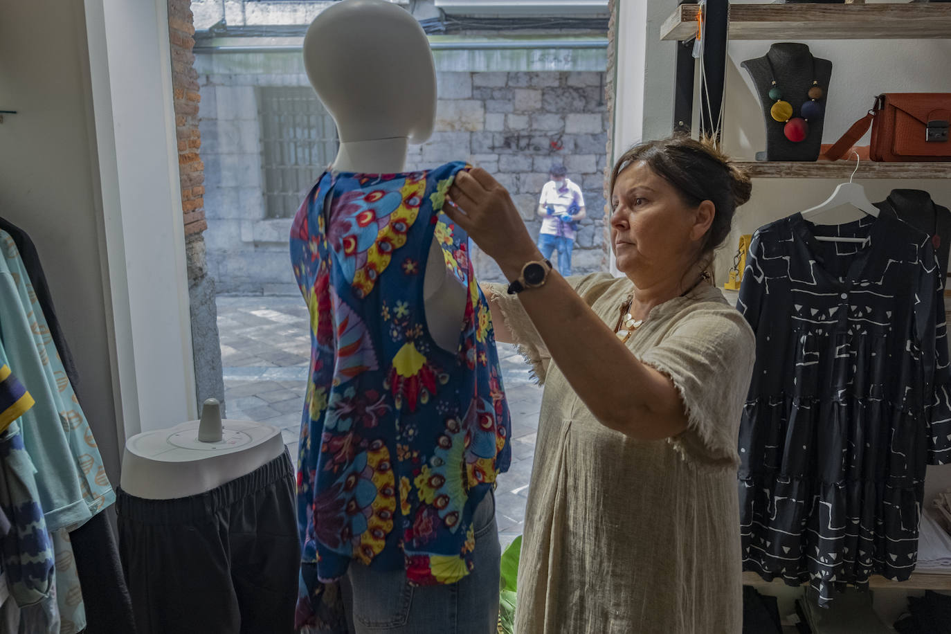 Excepto las peluquerías y algunos servicios muy puntuales con cita previa, los negocios que han abierto este lunes sus puertas en Cantabria son una excepción