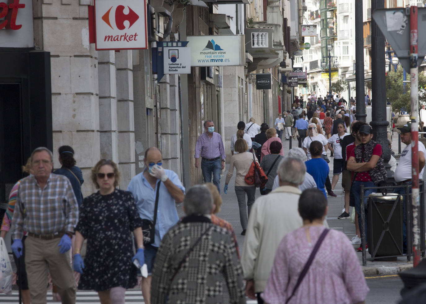 Excepto las peluquerías y algunos servicios muy puntuales con cita previa, los negocios que han abierto este lunes sus puertas en Cantabria son una excepción