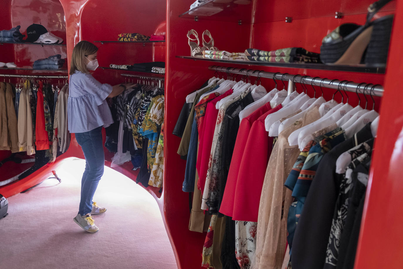 Excepto las peluquerías y algunos servicios muy puntuales con cita previa, los negocios que han abierto este lunes sus puertas en Cantabria son una excepción