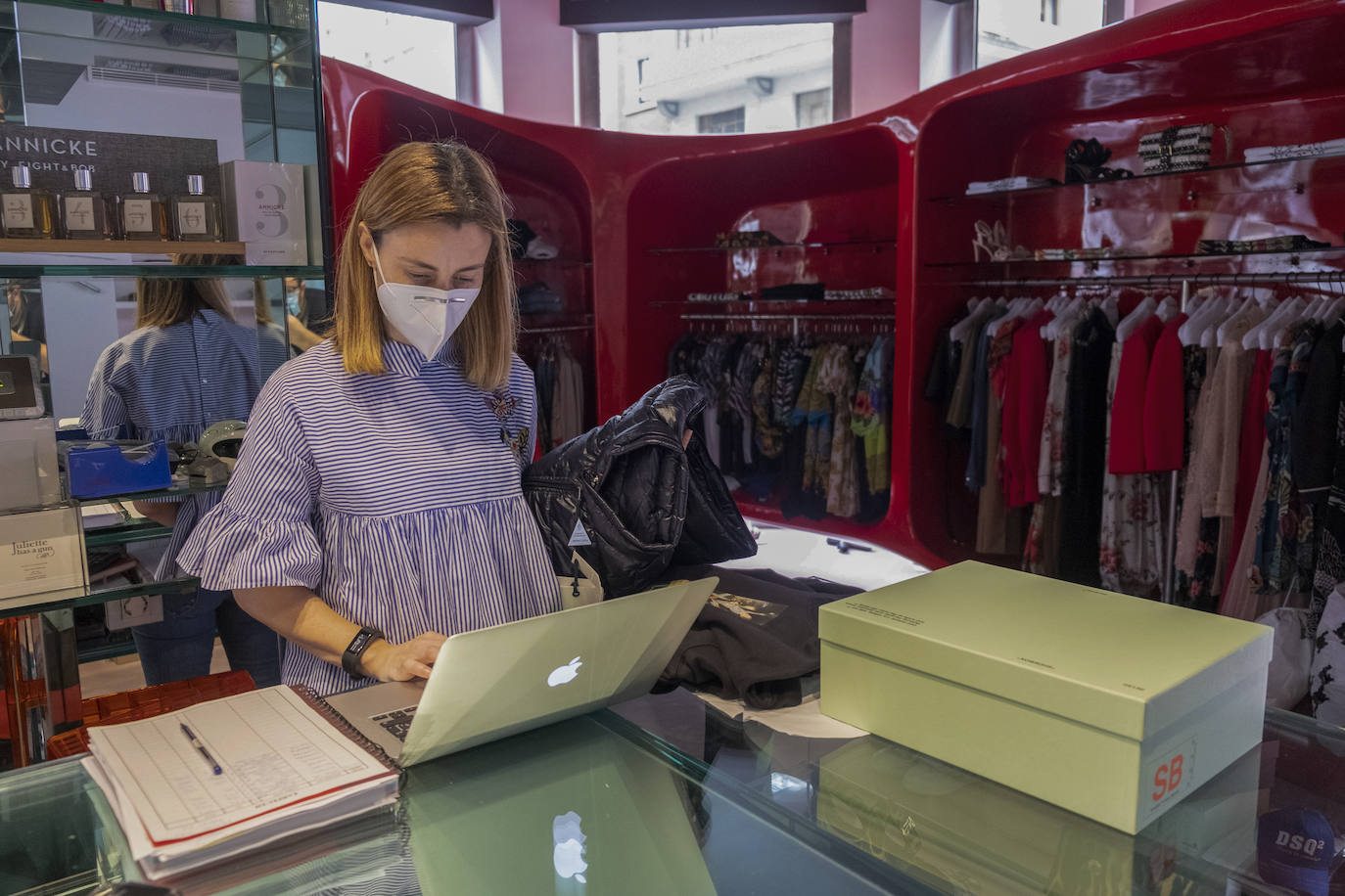 Excepto las peluquerías y algunos servicios muy puntuales con cita previa, los negocios que han abierto este lunes sus puertas en Cantabria son una excepción