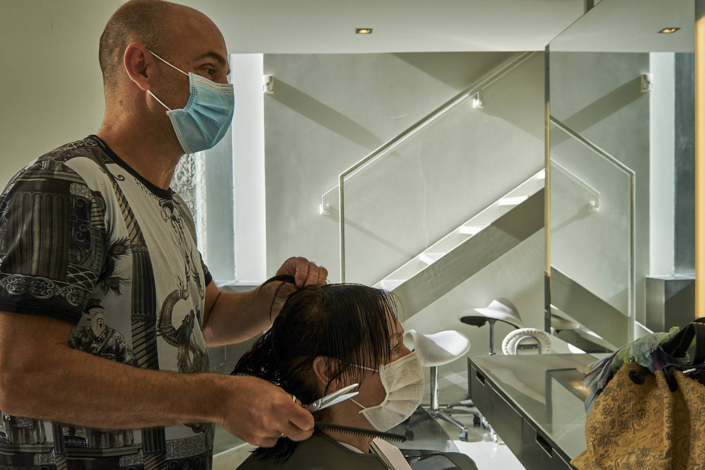 Excepto las peluquerías y algunos servicios muy puntuales con cita previa, los negocios que han abierto este lunes sus puertas en Cantabria son una excepción