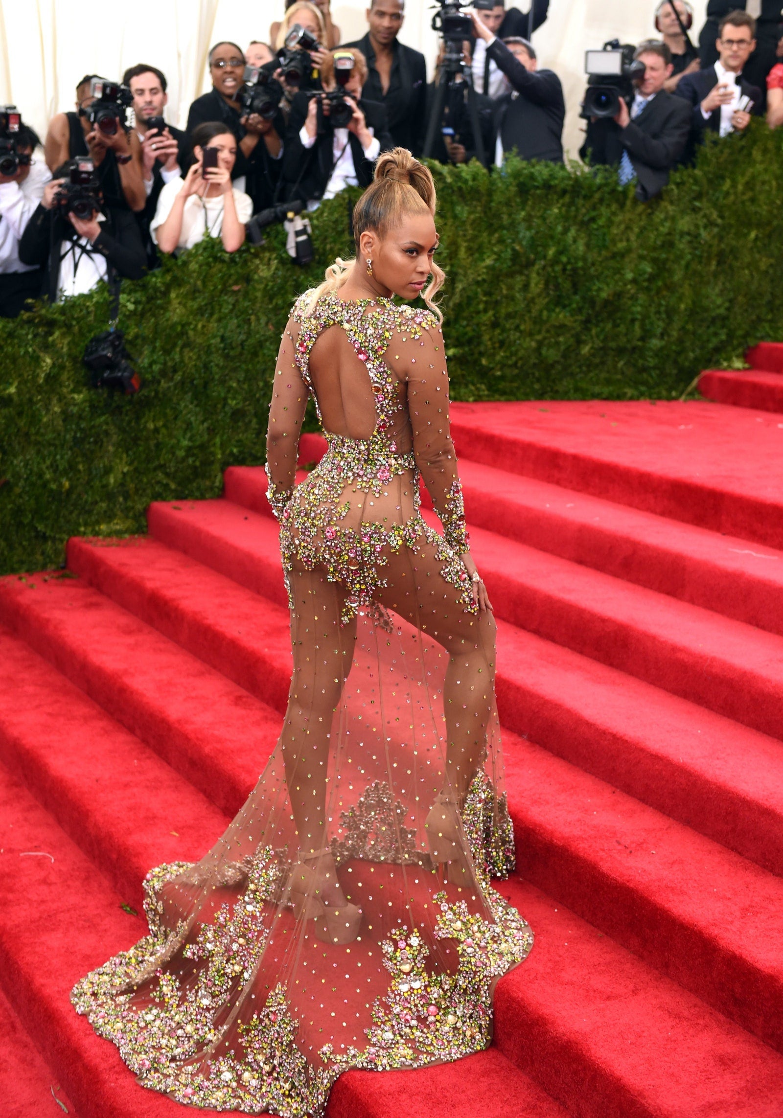 El look extremo de Beyoncé. Y hablando de transparencias, no podemos olvidar las del Givenchy Haute Couture que eligió Beyoncé en la gala de 2015. En vez de plumas llevaba incrustaciones y fue ideado por Riccardo Tisci, por aquel entonces el director creativo de la firma. Era tan delicado y requería tal cuidado que la ex estilista de la cantante, Ty Hunter, la siguió constantemente para asegurarse de que el vestido estuviera perfectamente colocado.