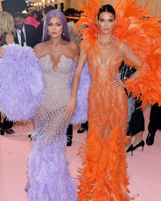 Trío de ases. Kylie Jenner, Kim Kardashian West y Kendall Jenner. Tres rostros de la saga más famosa de la televisión reunidos con impactantes looks en la gala del año pasado. El vestido de Kim, diseñado a medida por Thierry Mugler, era tan ceñido que la propia celebrity reconoció que necesitó ayuda de sus hermanas para ir al baño. “Honestamente, si es una emergencia, me orino los pantalones y luego mi hermana me limpia la pierna”, declaró. Ver para creer…