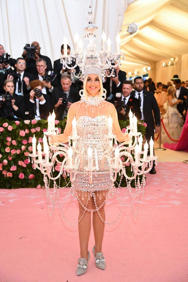 Katy Perry y su indescriptible vestido-lámpara. La norteamericana es una reconocida amante de los disfraces y lo mismo se viste de ángel que se caracteriza de hamburguesa o enfunda en un Risketo (sí, esas patatas largas y naranjas). En la gala MET del año pasado se disfrazó, ni más ni menos, que de lámpara, llevando a cuestas más de 20 kilos de peso. Una fantasía de Moschino que iluminó la noche y nos dejó una imagen para el recuerdo.