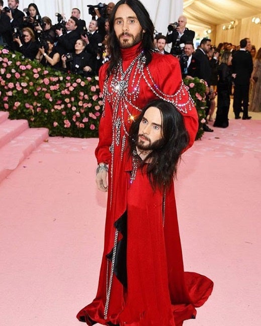 Jared Leto, descabezado. Parece que esta edición dio mucho de sí, porque guardamos en la retina imágenes tan impactantes como la de Jared Leto llevando a cuestas su propia cabeza. Como si fuera su mejor accesorio (que lo fue) el actor llevó un estilismo granate de Gucci que generaba una sensación a medio camino entre el terror y la atracción, ya que era imposible dejar de mirar a su ‘doble’.