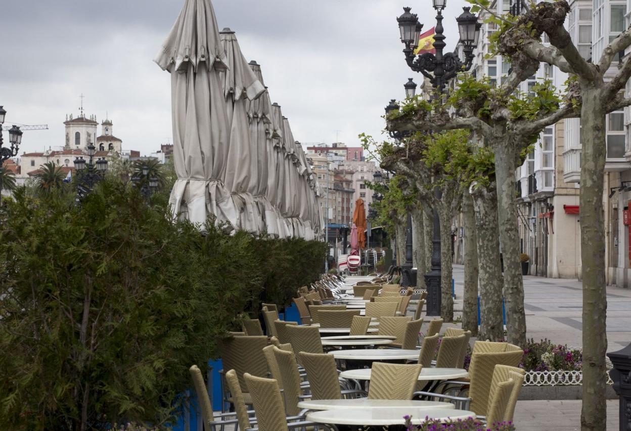 Una terraza, completamente vacía en el Paseo de Pereda de Santander. 