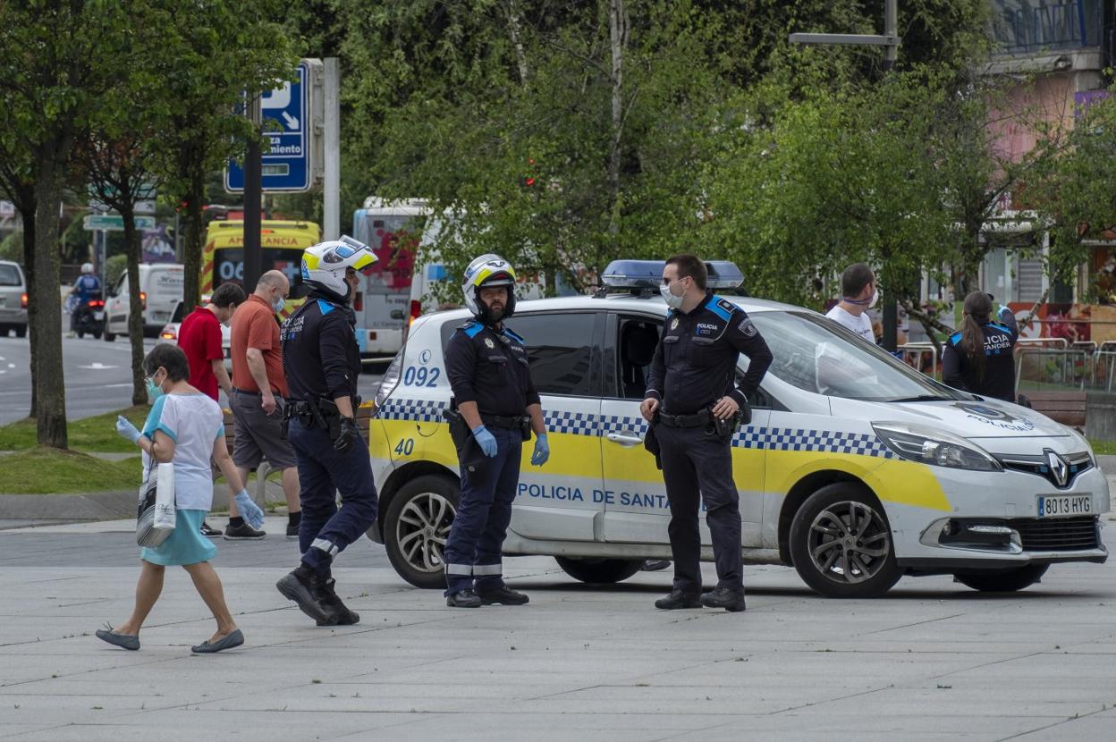 Tres agentes de la Policía Local, en un control para evitar aglomeraciones en Santander.