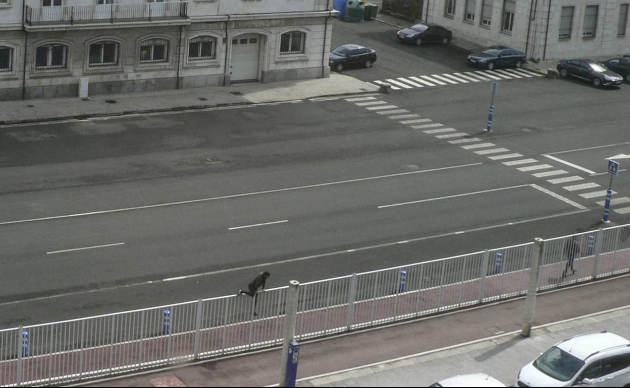 Imagen de archivo de inmigrantes saltando la valla del Puerto para intentar colarse en el ferry.