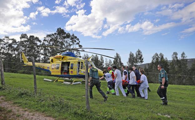 El helicóptero del 112 tuvo que trasladar al ciclista accidentado. 