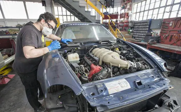 Manuel Lorenzo Saiz trabajó ayer en uno de los vehículos pendientes de reparación. 