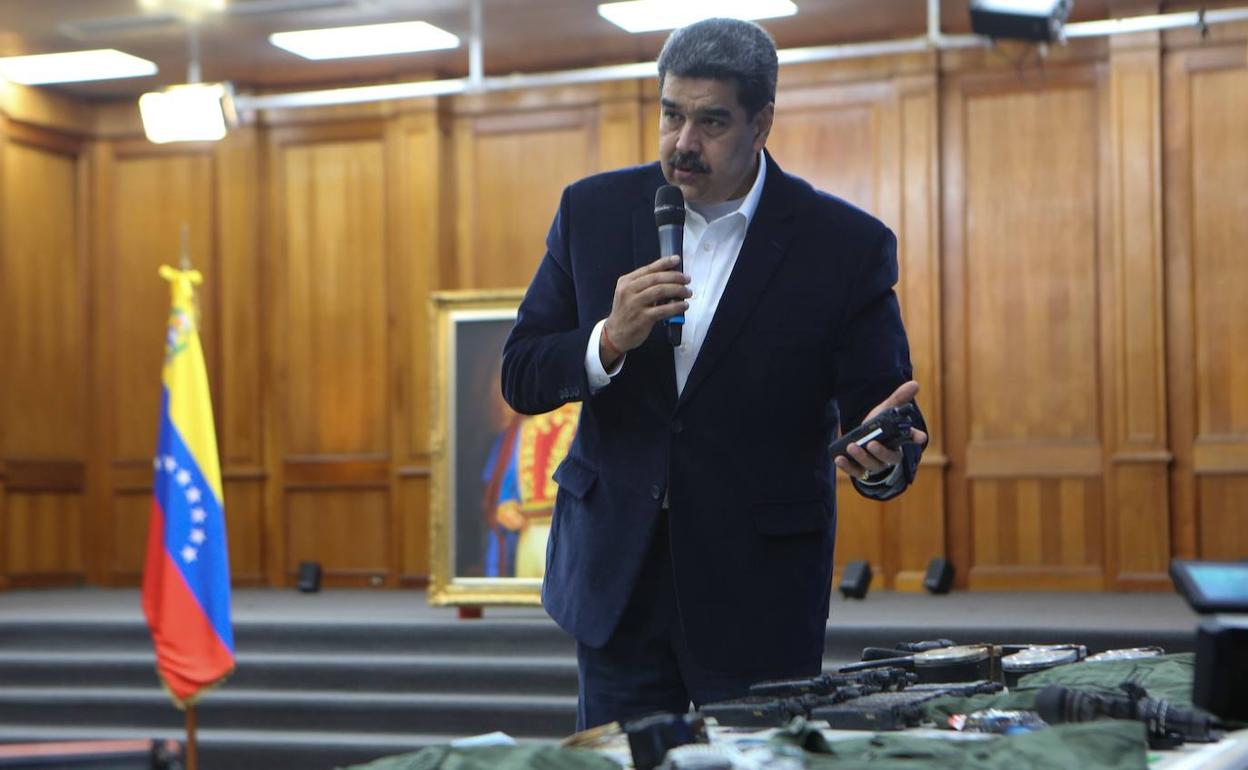 Nicolás Maduro habla junto al material intervenido a los detenidos por un supuesto golpe de Estado en Venezuela.