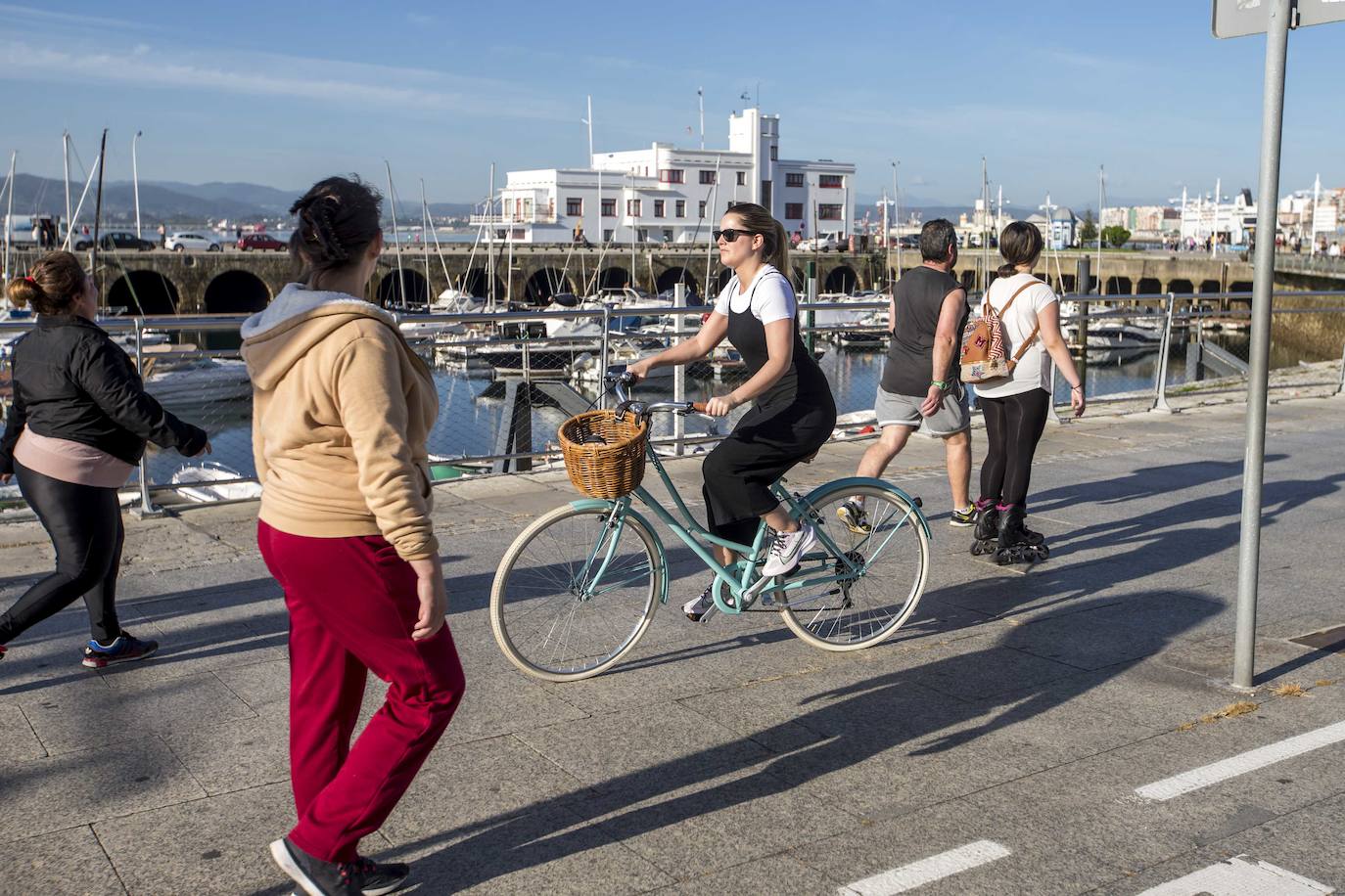 Fotos: De paseo y haciendo deporte este soleado miércoles, aún en estado de alarma